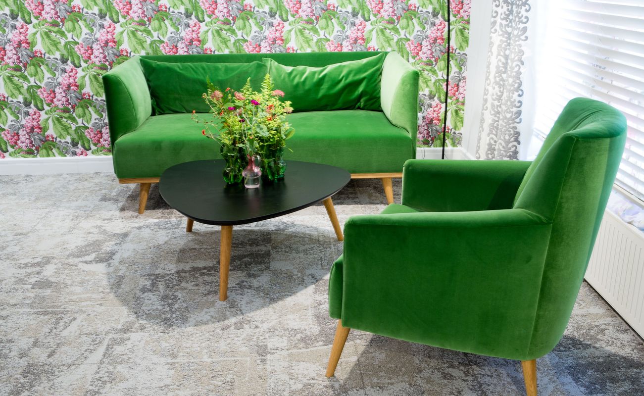 Header Ausstellung Gruenes Sofa Mit Tapete