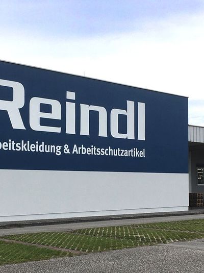 Reindl Firmengebaeude Vorne Mit Autos Website.jpg